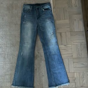 Risen high-rise jeans with frayed hems